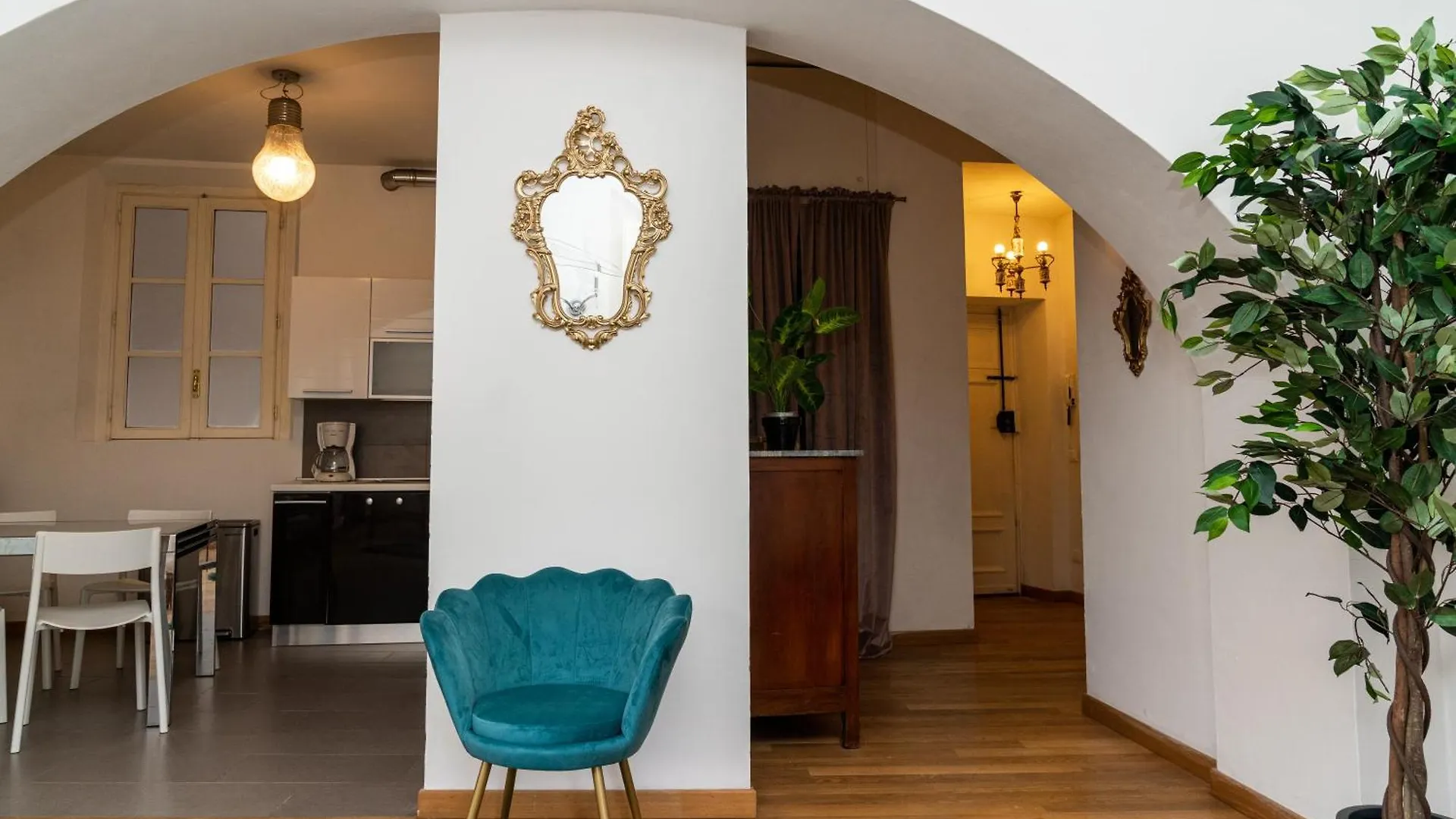 Charming 2-Beds Retreat In The Center Of Lucca Apartment