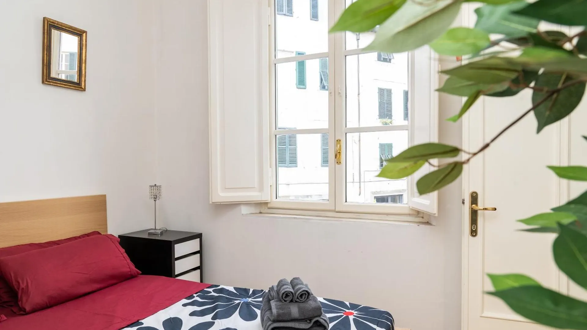 Charming 2-Beds Retreat In The Center Of Lucca Apartment