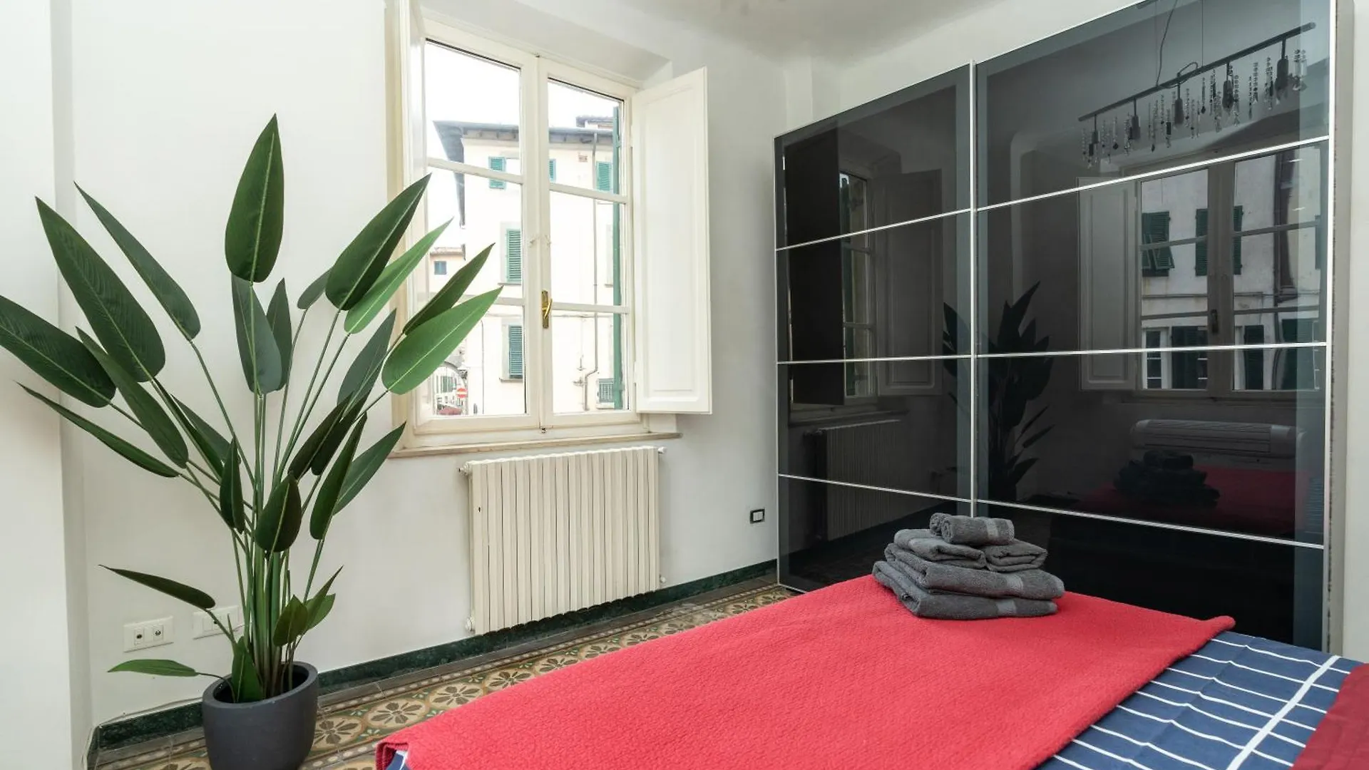 Charming 2-Beds Retreat In The Center Of Lucca Apartment 0*,