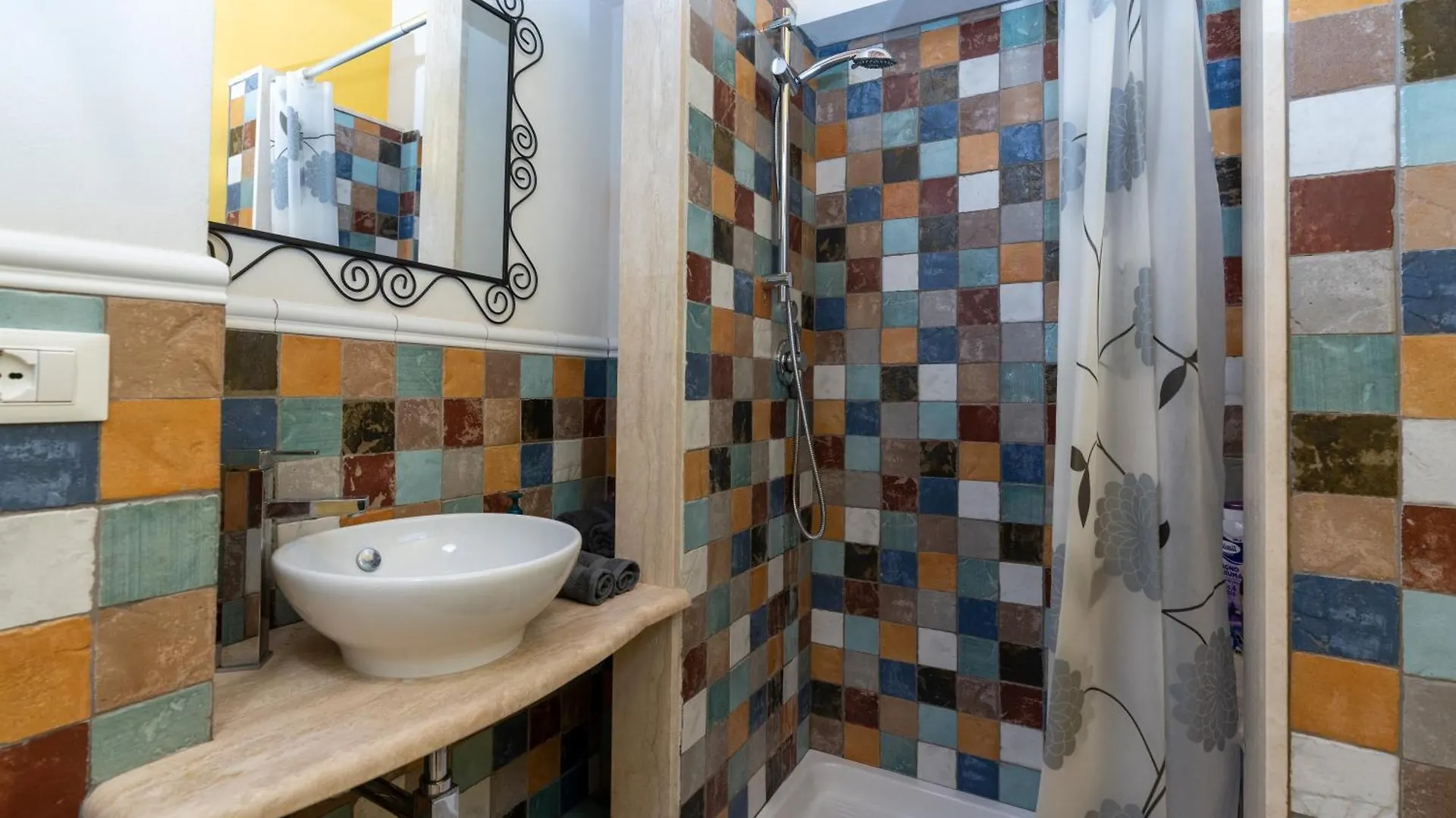 Charming 2-Beds Retreat In The Center Of Lucca Apartment