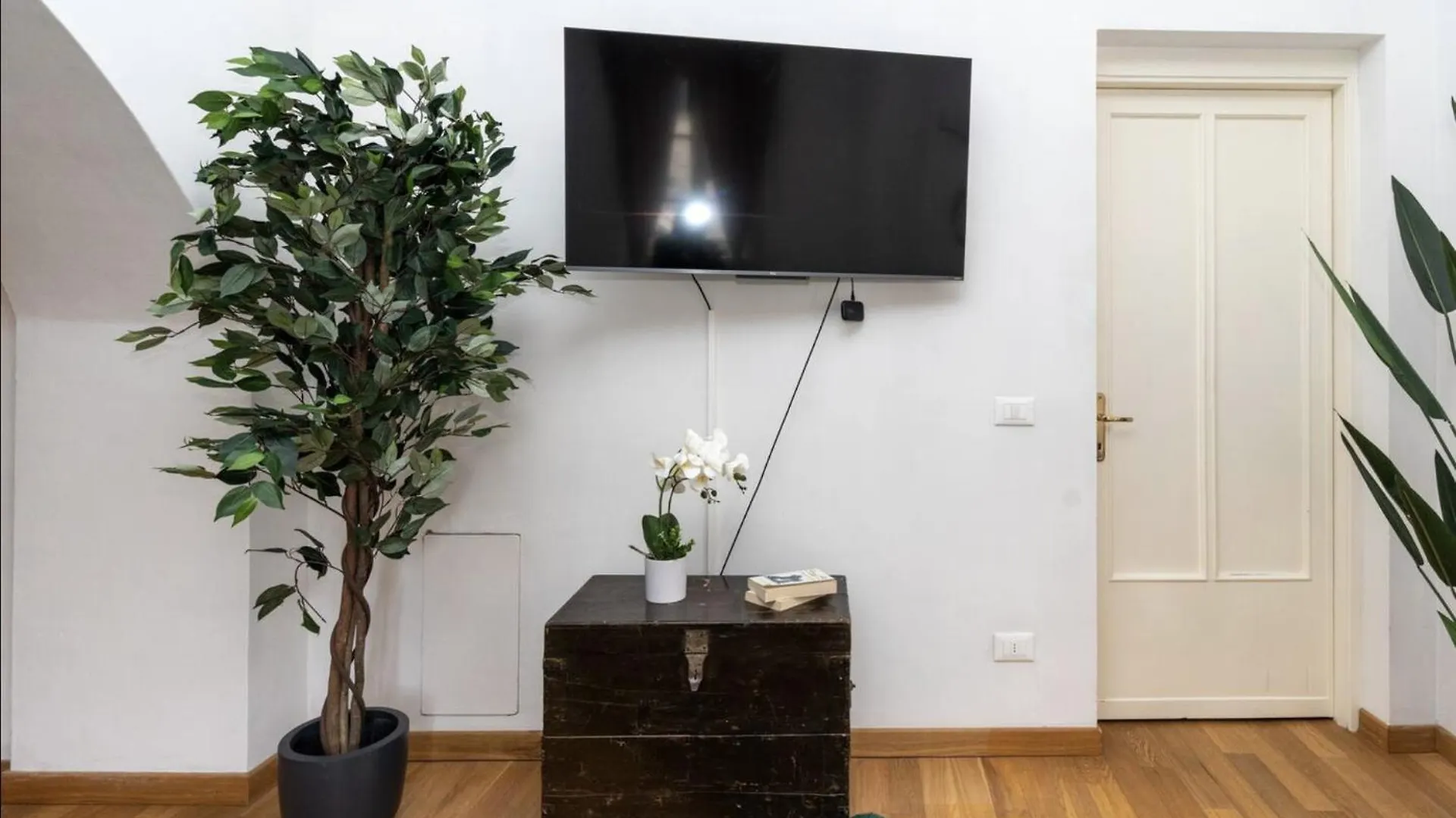 Charming 2-Beds Retreat In The Center Of Lucca Apartment